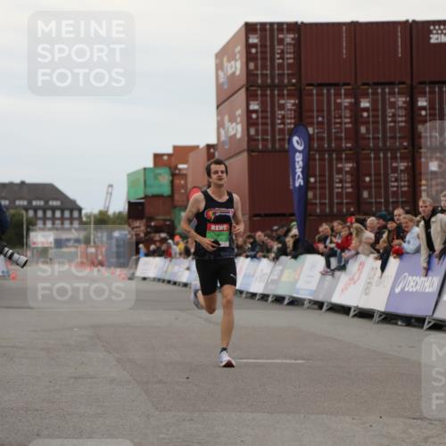 03.10.2025 - Köhlbrandbrückenlauf Yannick Fuchs http://msf.ph/oto/8982461 03.10.2025 15:46:16 Ziel 9720 meine-sportfotos.de