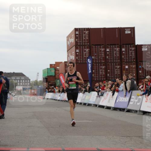 03.10.2025 - Köhlbrandbrückenlauf Yannick Fuchs http://msf.ph/oto/8982462 03.10.2025 15:46:16 Ziel 9720 meine-sportfotos.de