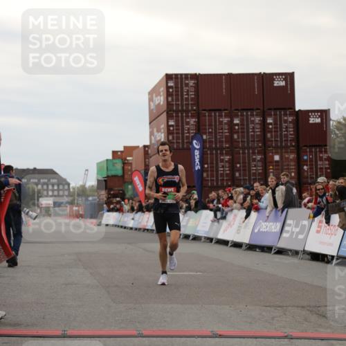 03.10.2025 - Köhlbrandbrückenlauf Yannick Fuchs http://msf.ph/oto/8982463 03.10.2025 15:46:17 Ziel 9720 meine-sportfotos.de