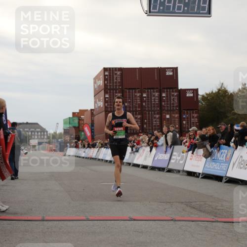 03.10.2025 - Köhlbrandbrückenlauf Yannick Fuchs http://msf.ph/oto/8982464 03.10.2025 15:46:17 Ziel 9720 meine-sportfotos.de