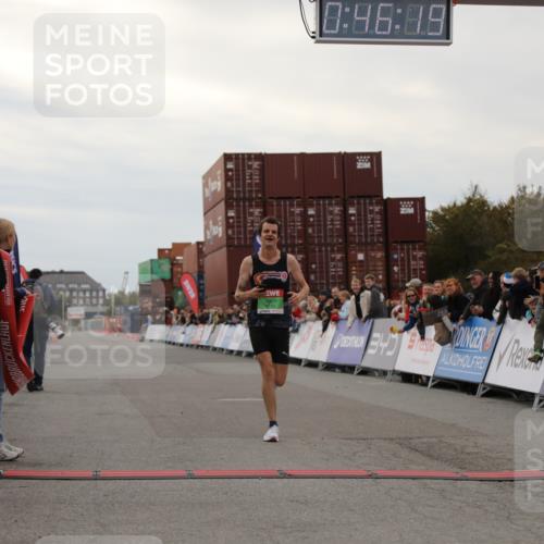 03.10.2025 - Köhlbrandbrückenlauf Yannick Fuchs http://msf.ph/oto/8982465 03.10.2025 15:46:17 Ziel 9720 meine-sportfotos.de