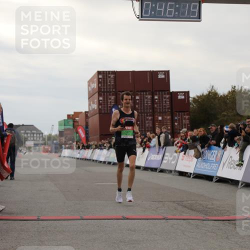 03.10.2025 - Köhlbrandbrückenlauf Yannick Fuchs http://msf.ph/oto/8982466 03.10.2025 15:46:17 Ziel 9720 meine-sportfotos.de