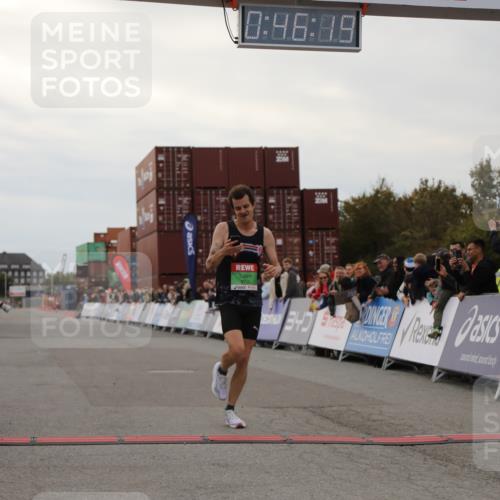 03.10.2025 - Köhlbrandbrückenlauf Yannick Fuchs http://msf.ph/oto/8982467 03.10.2025 15:46:18 Ziel 9720 meine-sportfotos.de
