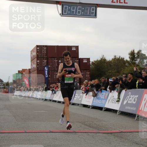 03.10.2025 - Köhlbrandbrückenlauf Yannick Fuchs http://msf.ph/oto/8982468 03.10.2025 15:46:18 Ziel 9720 meine-sportfotos.de