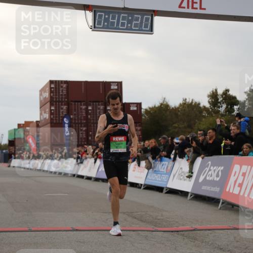 03.10.2025 - Köhlbrandbrückenlauf Yannick Fuchs http://msf.ph/oto/8982469 03.10.2025 15:46:18 Ziel 9720 meine-sportfotos.de