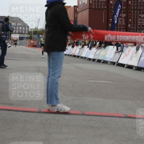 03.10.2025 - Köhlbrandbrückenlauf Yannick Fuchs http://msf.ph/oto/8982473 03.10.2025 15:46:51 Ziel 7034 meine-sportfotos.de
