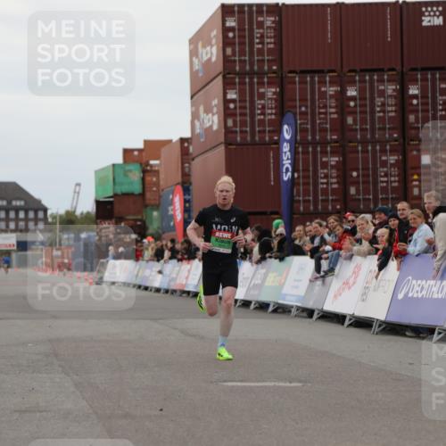 03.10.2025 - Köhlbrandbrückenlauf Yannick Fuchs http://msf.ph/oto/8982499 03.10.2025 15:47:12 Ziel 7015 meine-sportfotos.de