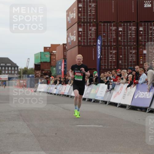 03.10.2025 - Köhlbrandbrückenlauf Yannick Fuchs http://msf.ph/oto/8982500 03.10.2025 15:47:12 Ziel 7015 meine-sportfotos.de