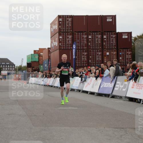 03.10.2025 - Köhlbrandbrückenlauf Yannick Fuchs http://msf.ph/oto/8982501 03.10.2025 15:47:12 Ziel 7015 meine-sportfotos.de