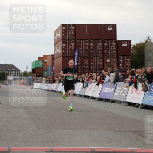 03.10.2025 - Köhlbrandbrückenlauf Yannick Fuchs http://msf.ph/oto/8982502 03.10.2025 15:47:12 Ziel 7015 meine-sportfotos.de