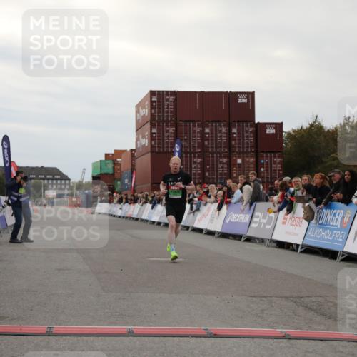 03.10.2025 - Köhlbrandbrückenlauf Yannick Fuchs http://msf.ph/oto/8982503 03.10.2025 15:47:12 Ziel 7015 meine-sportfotos.de