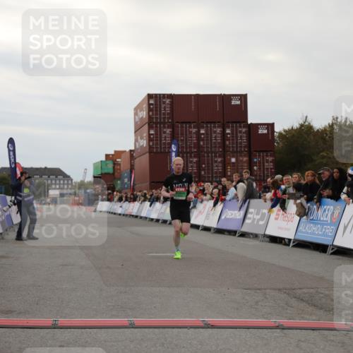 03.10.2025 - Köhlbrandbrückenlauf Yannick Fuchs http://msf.ph/oto/8982504 03.10.2025 15:47:13 Ziel 7015 meine-sportfotos.de