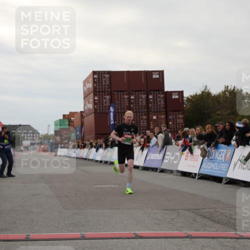 03.10.2025 - Köhlbrandbrückenlauf Yannick Fuchs http://msf.ph/oto/8982505 03.10.2025 15:47:13 Ziel 7015 meine-sportfotos.de