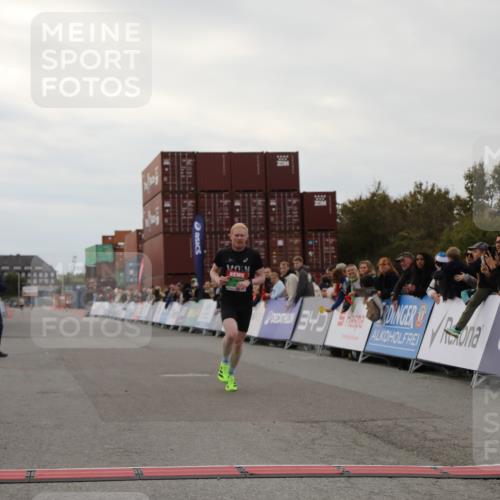 03.10.2025 - Köhlbrandbrückenlauf Yannick Fuchs http://msf.ph/oto/8982506 03.10.2025 15:47:13 Ziel 7015 meine-sportfotos.de