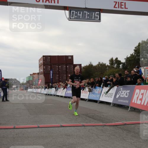 03.10.2025 - Köhlbrandbrückenlauf Yannick Fuchs http://msf.ph/oto/8982509 03.10.2025 15:47:14 Ziel 7015 meine-sportfotos.de