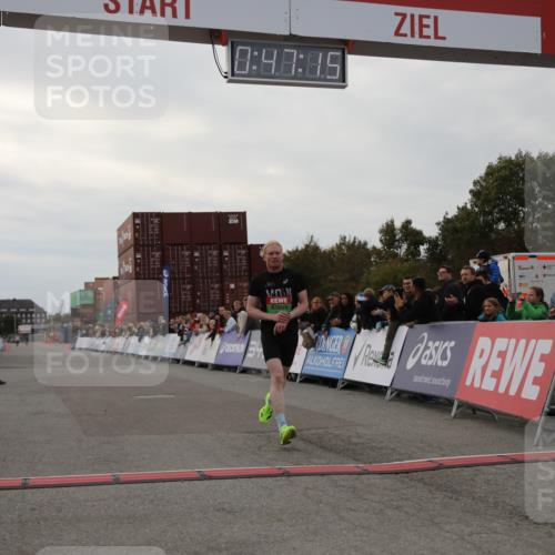03.10.2025 - Köhlbrandbrückenlauf Yannick Fuchs http://msf.ph/oto/8982510 03.10.2025 15:47:14 Ziel 7015 meine-sportfotos.de