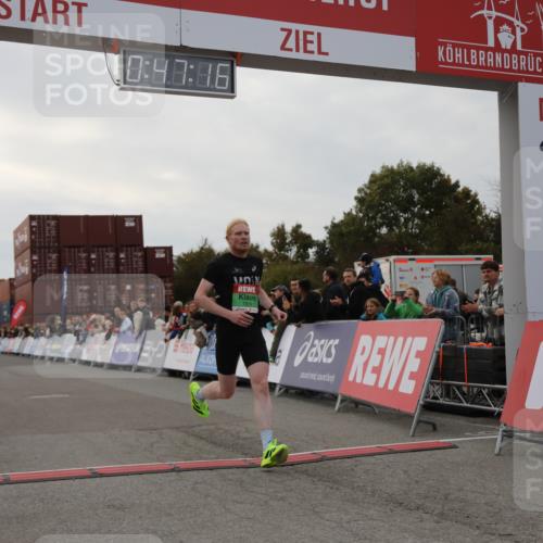 03.10.2025 - Köhlbrandbrückenlauf Yannick Fuchs http://msf.ph/oto/8982512 03.10.2025 15:47:14 Ziel 7015 meine-sportfotos.de