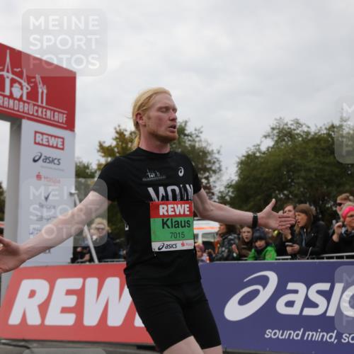03.10.2025 - Köhlbrandbrückenlauf Yannick Fuchs http://msf.ph/oto/8982520 03.10.2025 15:47:15 Ziel 7015 meine-sportfotos.de