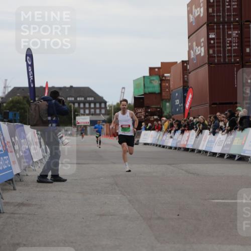 03.10.2025 - Köhlbrandbrückenlauf Yannick Fuchs http://msf.ph/oto/8982521 03.10.2025 15:47:30 Ziel 8787 meine-sportfotos.de