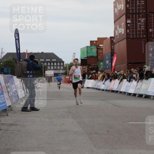 03.10.2025 - Köhlbrandbrückenlauf Yannick Fuchs http://msf.ph/oto/8982522 03.10.2025 15:47:30 Ziel 8787 meine-sportfotos.de