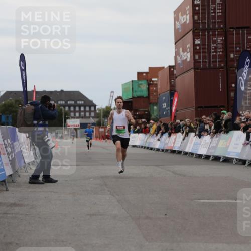 03.10.2025 - Köhlbrandbrückenlauf Yannick Fuchs http://msf.ph/oto/8982523 03.10.2025 15:47:30 Ziel 8787 meine-sportfotos.de