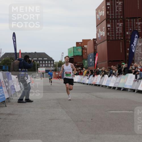 03.10.2025 - Köhlbrandbrückenlauf Yannick Fuchs http://msf.ph/oto/8982524 03.10.2025 15:47:30 Ziel 8787 meine-sportfotos.de
