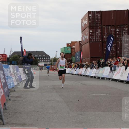 03.10.2025 - Köhlbrandbrückenlauf Yannick Fuchs http://msf.ph/oto/8982525 03.10.2025 15:47:31 Ziel 8787 meine-sportfotos.de