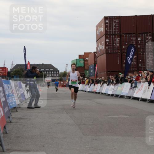 03.10.2025 - Köhlbrandbrückenlauf Yannick Fuchs http://msf.ph/oto/8982526 03.10.2025 15:47:31 Ziel 8787 meine-sportfotos.de