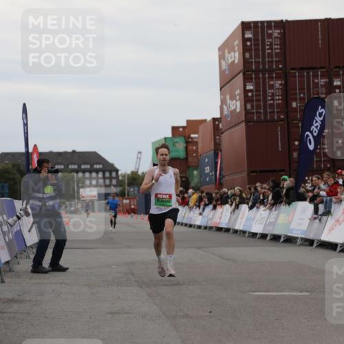 03.10.2025 - Köhlbrandbrückenlauf Yannick Fuchs http://msf.ph/oto/8982527 03.10.2025 15:47:31 Ziel 8787 meine-sportfotos.de