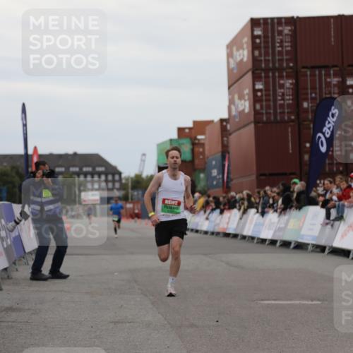 03.10.2025 - Köhlbrandbrückenlauf Yannick Fuchs http://msf.ph/oto/8982528 03.10.2025 15:47:31 Ziel 8787 meine-sportfotos.de