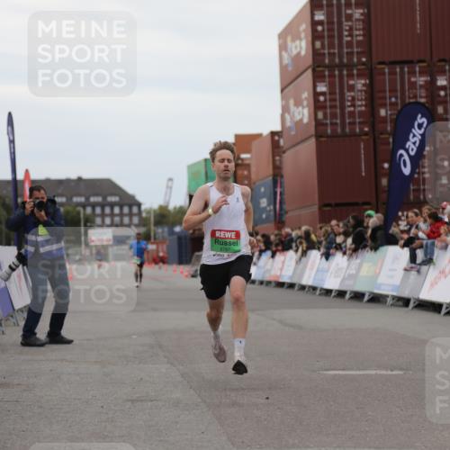 03.10.2025 - Köhlbrandbrückenlauf Yannick Fuchs http://msf.ph/oto/8982529 03.10.2025 15:47:32 Ziel 8787 meine-sportfotos.de