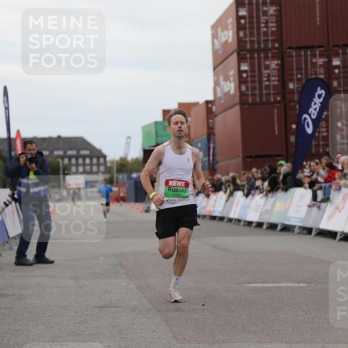 03.10.2025 - Köhlbrandbrückenlauf Yannick Fuchs http://msf.ph/oto/8982530 03.10.2025 15:47:32 Ziel 8787 meine-sportfotos.de