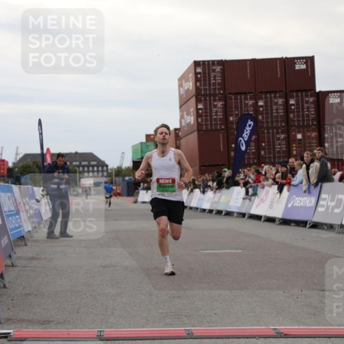 03.10.2025 - Köhlbrandbrückenlauf Yannick Fuchs http://msf.ph/oto/8982531 03.10.2025 15:47:32 Ziel 8787 meine-sportfotos.de