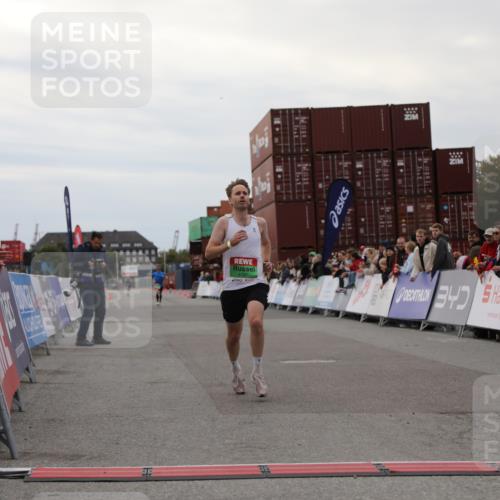 03.10.2025 - Köhlbrandbrückenlauf Yannick Fuchs http://msf.ph/oto/8982532 03.10.2025 15:47:32 Ziel 8787 meine-sportfotos.de