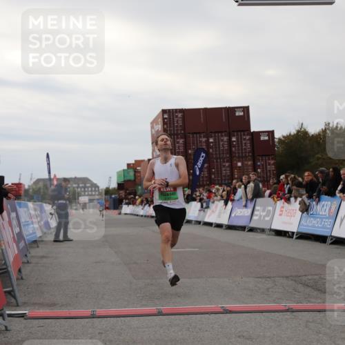 03.10.2025 - Köhlbrandbrückenlauf Yannick Fuchs http://msf.ph/oto/8982533 03.10.2025 15:47:33 Ziel 8787 meine-sportfotos.de