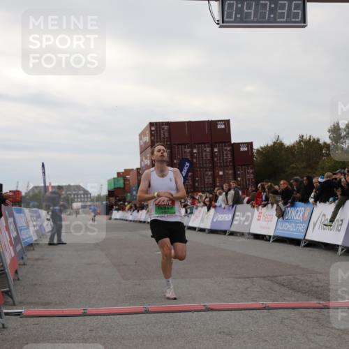 03.10.2025 - Köhlbrandbrückenlauf Yannick Fuchs http://msf.ph/oto/8982534 03.10.2025 15:47:33 Ziel 8787 meine-sportfotos.de