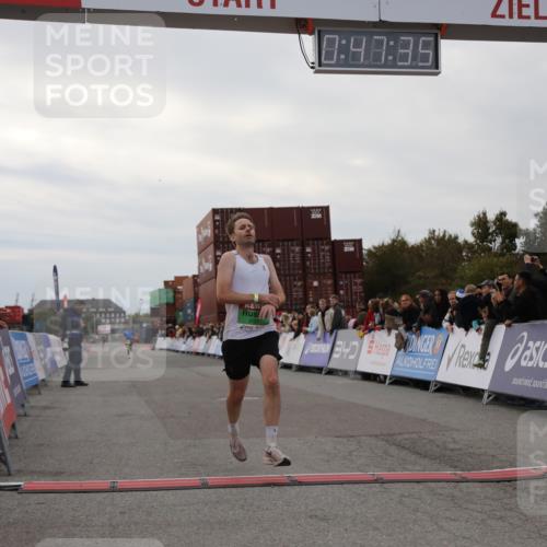 03.10.2025 - Köhlbrandbrückenlauf Yannick Fuchs http://msf.ph/oto/8982535 03.10.2025 15:47:33 Ziel 8787 meine-sportfotos.de