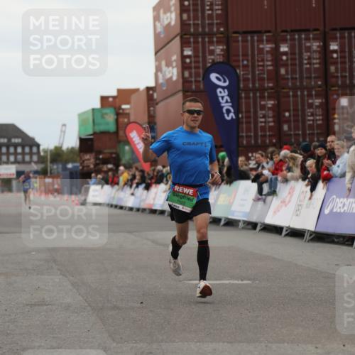 03.10.2025 - Köhlbrandbrückenlauf Yannick Fuchs http://msf.ph/oto/8982541 03.10.2025 15:47:40 Ziel 7022 meine-sportfotos.de
