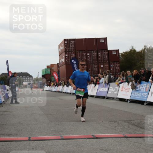 03.10.2025 - Köhlbrandbrückenlauf Yannick Fuchs http://msf.ph/oto/8982545 03.10.2025 15:47:41 Ziel 7022, 9588 meine-sportfotos.de