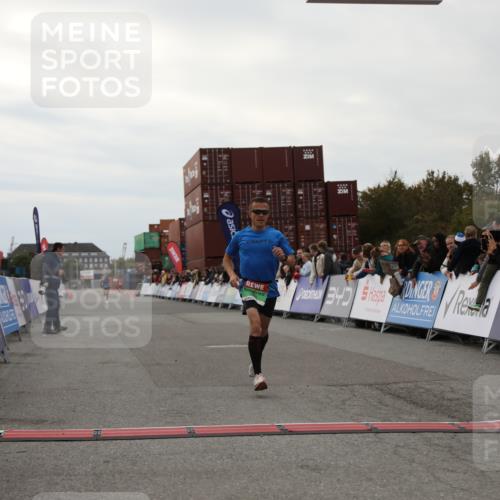 03.10.2025 - Köhlbrandbrückenlauf Yannick Fuchs http://msf.ph/oto/8982546 03.10.2025 15:47:41 Ziel 7022, 9588 meine-sportfotos.de