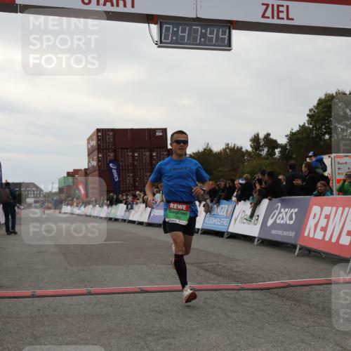 03.10.2025 - Köhlbrandbrückenlauf Yannick Fuchs http://msf.ph/oto/8982550 03.10.2025 15:47:42 Ziel 7022, 9588 meine-sportfotos.de