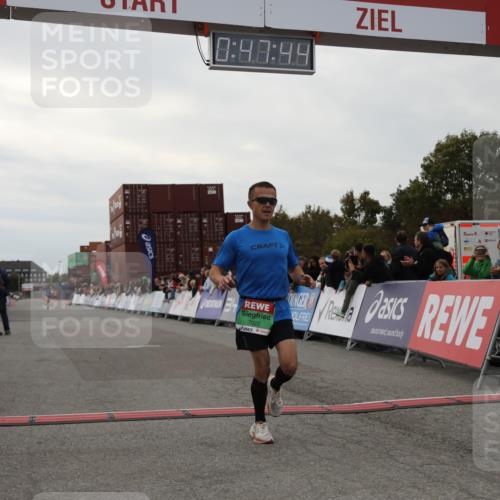 03.10.2025 - Köhlbrandbrückenlauf Yannick Fuchs http://msf.ph/oto/8982551 03.10.2025 15:47:42 Ziel 7022, 9588 meine-sportfotos.de