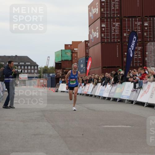 03.10.2025 - Köhlbrandbrückenlauf Yannick Fuchs http://msf.ph/oto/8982556 03.10.2025 15:47:47 Ziel 9588 meine-sportfotos.de