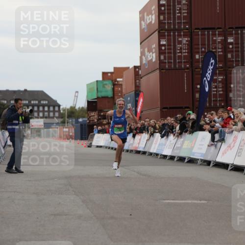 03.10.2025 - Köhlbrandbrückenlauf Yannick Fuchs http://msf.ph/oto/8982557 03.10.2025 15:47:47 Ziel 9588 meine-sportfotos.de