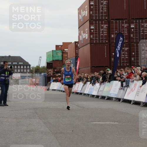 03.10.2025 - Köhlbrandbrückenlauf Yannick Fuchs http://msf.ph/oto/8982558 03.10.2025 15:47:47 Ziel 9588 meine-sportfotos.de