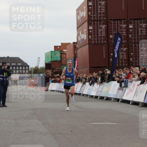 03.10.2025 - Köhlbrandbrückenlauf Yannick Fuchs http://msf.ph/oto/8982559 03.10.2025 15:47:47 Ziel 9588 meine-sportfotos.de