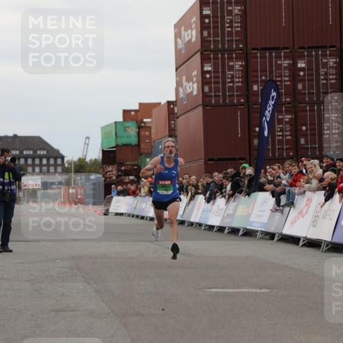 03.10.2025 - Köhlbrandbrückenlauf Yannick Fuchs http://msf.ph/oto/8982560 03.10.2025 15:47:47 Ziel 9588 meine-sportfotos.de