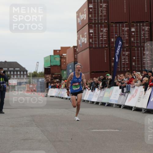 03.10.2025 - Köhlbrandbrückenlauf Yannick Fuchs http://msf.ph/oto/8982561 03.10.2025 15:47:47 Ziel 9588 meine-sportfotos.de