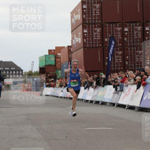 03.10.2025 - Köhlbrandbrückenlauf Yannick Fuchs http://msf.ph/oto/8982562 03.10.2025 15:47:48 Ziel 9588 meine-sportfotos.de