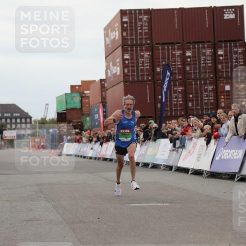 03.10.2025 - Köhlbrandbrückenlauf Yannick Fuchs http://msf.ph/oto/8982563 03.10.2025 15:47:48 Ziel 9588 meine-sportfotos.de